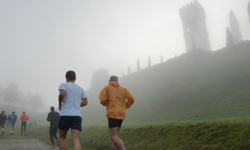 Marcia internazionale per le colline di Fagagna - Runners pass the Castello di Fagagna in the Province of Udine, Italy (Copyright © 2018 Hendrik Böttger / runinternational.eu)