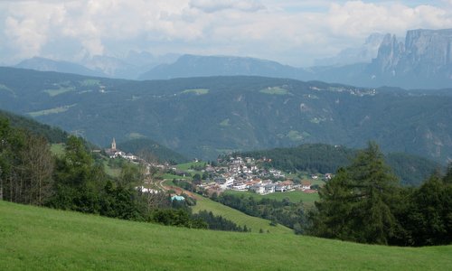Jenesien (San Genesio), South Tyrol, Italy (Author: Mai-Sachme / commons.wikimedia.org / CC0 1.0 Universal Public Domain Dedication / photo modified by runinternational.eu)