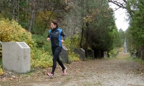 Su e Zò Pà la Roca - a runner at a World War One cemetery (Copyright © 2012 Hendrik Böttger / runinternational.eu)