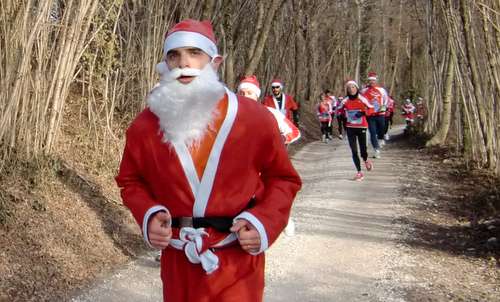 Santa Klaus Running, Belluno, Italy - Santas in the woods (Copyright © 2014 Hendrik Böttger / Run International EU)