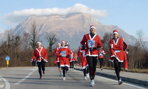 Santa Klaus Running, Belluno, Italy - The route offers fine views of the Dolomites. (Copyright © 2014 Hendrik Böttger / runinternational.eu)