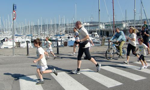 Vivicitta Trieste 2011 - runners at the marina of Trieste, Italy (Copyright © 2011 Hendrik Böttger / runinternational.eu)