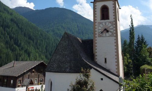 Pfarrkirche St. Nikolaus im Ultental (Author: Leitzsche / commons.wikimedia.org / CC0 1.0 Universal Public Domain Dedication / photo cropped by runinternational.eu)