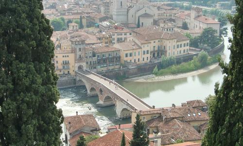 The Verona Marathon route crosses Ponte Pietra, Verona's oldest bridge. -- Photo: Copyright © 2020 Hendrik Böttger / runinternational.eu