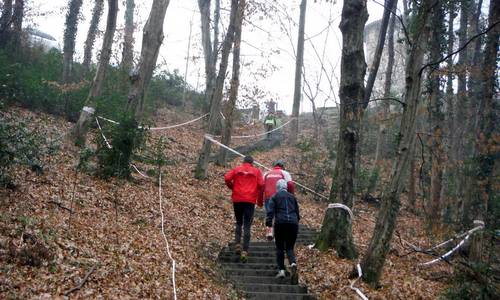 Camminando in Compagnia - participants at the castello medievale near Adorgnano di Tricesimo, Province of Udine, Italy (Copyright © 2017 Hendrik Böttger / runinternational.eu)