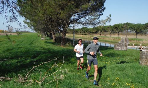 Marcia internazionale per la vita, Aquileia, Italy - runners on a canal path (Copyright © 2018 Hendrik Böttger / runinternational.eu)