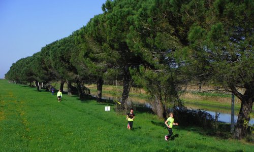 Marcia internazionale per la vita, Aquileia, Italy - participants run along a canal (Copyright © 2019 Hendrik Böttger / runinternational.eu)