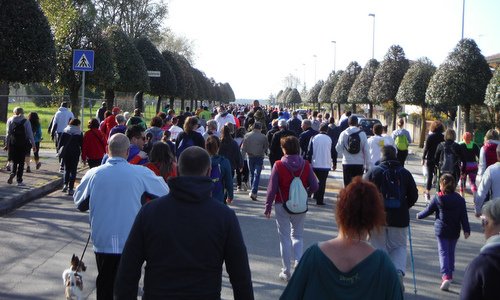 Marcia internazionale per la vita, Aquileia, Italy - walkers on the first mile of the course (Copyright © 2018 Hendrik Böttger / runinternational.eu)