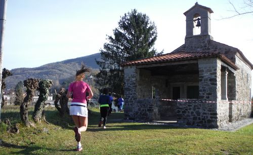 Corse Pignote, Artegna, Italy - runners at the chiesa di San Leonardo (Copyright © 2017 Hendrik Böttger / runinternational.eu)