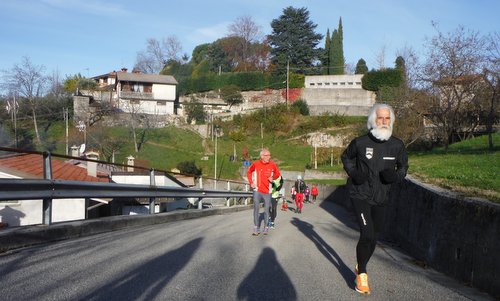 Corse Pignote - a marcia non competitiva in the village of Artegna in Friuli, Italy (Copyright © 2017 Hendrik Böttger / runinternational.eu)