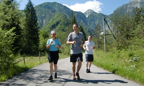 Marcia 'La Panoramica', Barcis, Italy - runners from Austria and the United States (Copyright © 2013 Hendrik Böttger / Run International EU)