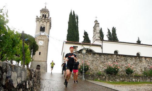 Marcia dei Cajs - runners at the church of Battaglia di Fagagna, Italy (Copyright © 2016 Hendrik Böttger / runinternational.eu)