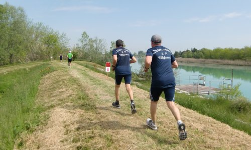 Meeting A piedi per Bibione, Italy - runners on the dike of the Tagliamento river (Copyright © 2018 Hendrik Böttger / runinternational.eu)