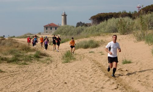 Marcia 'A piedi per Bibione', Italy - runners and walkers at the lighthouse of Bibione (Photo: Copyright  © 2018 Hendrik Böttger / runinternational.eu)