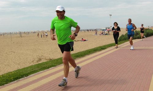 A piedi per Bibione - runners on the beach promenade of Bibione, Italy (Copyright © 2019 Hendrik Böttger / runinternational.eu)