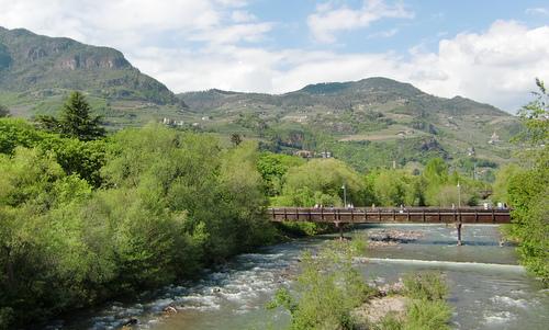 A foot bridge across the River Talvera (Talfer) in Bolzano (Bozen), Italy - Copyright © 2017 Hendrik Böttger / runinternational.eu
