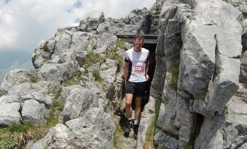 Skyrace Carnia 2013 — out of the bunker on Pal Piccolo (Copyright © 2013 Hendrik Böttger / runinternational.eu)