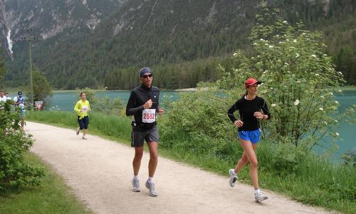 Cortina Dobbiaco Run - runners at the Lago di Dobbiaco (Toblacher See) - Copyright © 2016 Hendrik Böttger / runinternational.eu