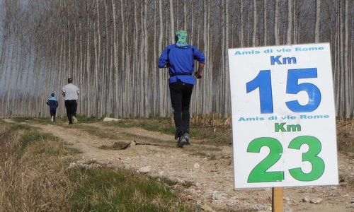 Cjaminade fra Amis - runners near the village of Gonars, Province of Udine, Italy (Copyright © 2017 Hendrik Böttger / runinternational.eu)