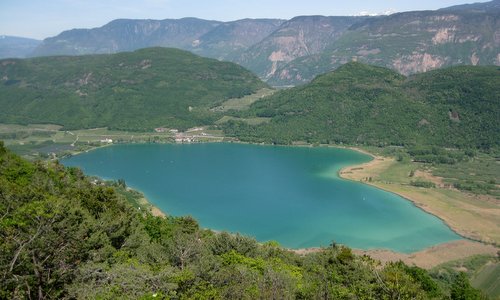 Lago di Caldaro / Kalterer See, Italy (Author: Plentn / commons.wikimedia.org / public domain / photo modified by runinternational.eu)