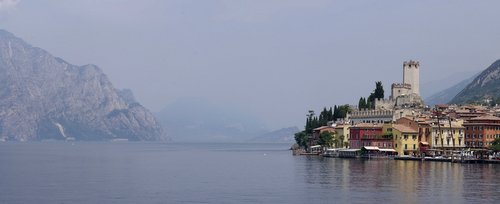 Malcesine and Lake Garda, Italy (Author: Janericloebe / commons.wikimedia.org / Public Domain / Photo modified by runinternational.eu)