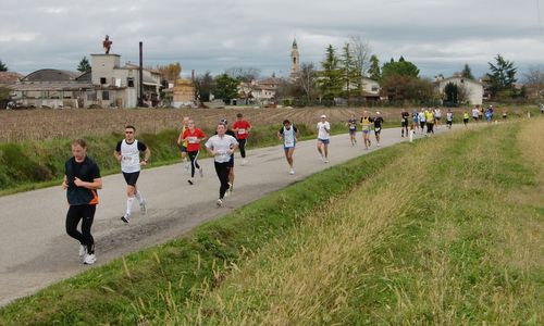 Mezza Maratona Città di Palmanova, Italy - Half marathon runners leave the village of Clauiano (Photo: Copyright © 2018 Hendrik Böttger / runinternational.eu)