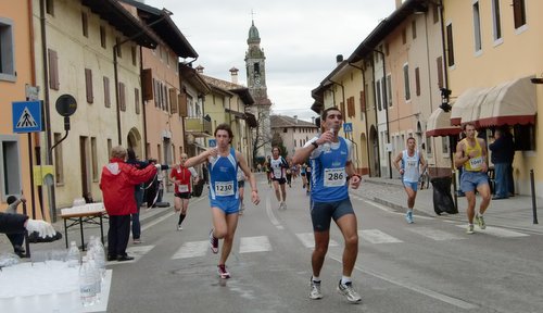 Mezza Maratona Città di Palmanova, Italy - Palmanova Half Marathon - drink station (Photo: Copyright © 2019 Hendrik Böttger / runinternational.eu)