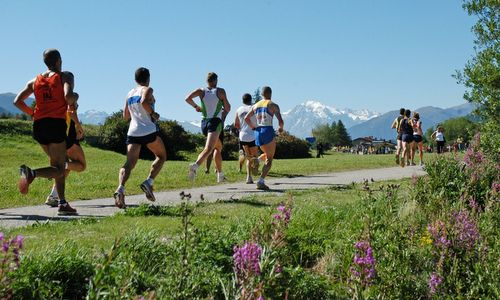 Reschenseelauf - Giro Lago di Resia - runners at the Reschensee in South Tyrol, Italy (Copyright © 2015 Reschenseelauf)