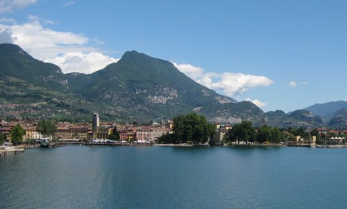 Riva del Garda, Italy (Author: Federico Tarolli / commons.wikimedia.org / public domain / photo cropped by runinternational.eu)