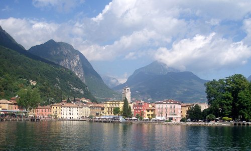 Riva del Garda, Trentino, Italy (Author: Abxbay / commons.wikimedia.org / public domain / photo modified by runinternational.eu)