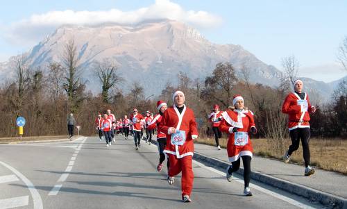 Santa Klaus Running, Belluno, Italy - fine views of the Dolomites (Copyright © 2015 Hendrik Böttger / runinternational.eu)