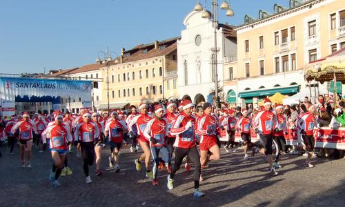 Santa Klaus Running, Belluno, Italy - start of the half marathon (Copyright © 2015 Hendrik Böttger / runinternational.eu)