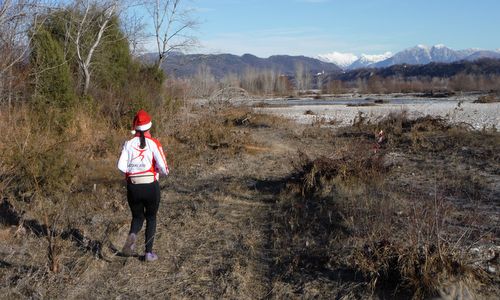 Marcia dei Babbo Natale, Spilimbergo, Italy - a runner at the Tagliamento river (Copyright © 2018 Hendrik Böttger / runinternational.eu)