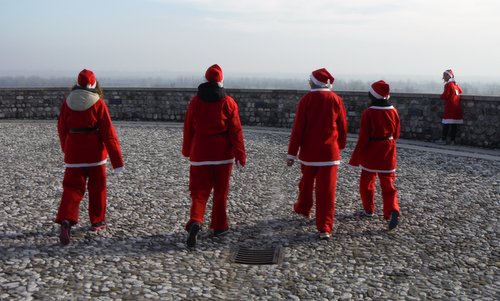 Marcia dei Babbo Natale - a Santa Claus run and walk in Spilimbergo, Italy (Copyright © 2017 Hendrik Böttger / runinternational.eu)
