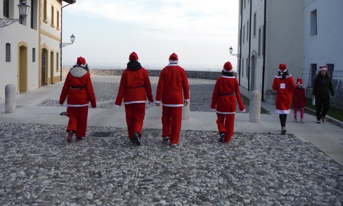 MMarcia dei Babbo Natale - a Santa Claus run and walk in the town of Spilimbergo in northern Italy (Copyright © 2018 Hendrik Böttger / runinternational.eu)