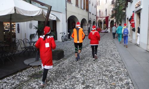 Marcia di Babbo Natale - a Santa Claus run and walk in Spilimbergo, Italy (Copyright © 2014 Hendrik Böttger / runinternational.eu)