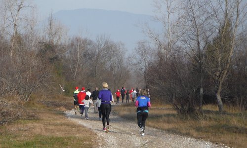 Marcia dei Babbo Natale - runners on a gravel road near Spilimbergo, Italy (Copyright © 2016 Hendrik Böttger / runinternational.eu)