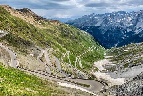 Stelvio Pass Panorama Road, Italy (Photo by Veloce Bike Rentals on Unsplash / Photo modified by runinternational.eu)