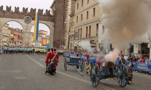 Straverona 2013 - start on Piazza Bra, Verona (Copyright © 2013 Hendrik Böttger / runinternational.eu)