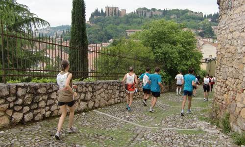 Straverona 2013 -  half marathon - downhill on the cobbles of Verona (Copyright © 2013 Hendrik Böttger / runinternational.eu)