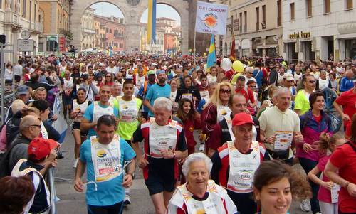Straverona, Verona, Italy -  runners on Corso Porta Nuova (Copyright © 2014 Hendrik Böttger / runinternational.eu)