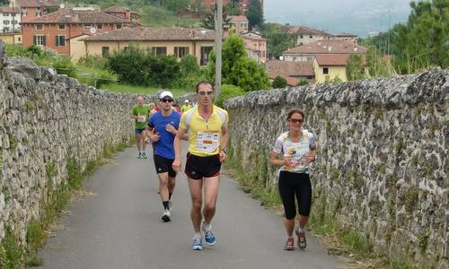 Straverona 2013 -  half marathon: in a village near Verona (Copyright © 2013 Hendrik Böttger / runinternational.eu)