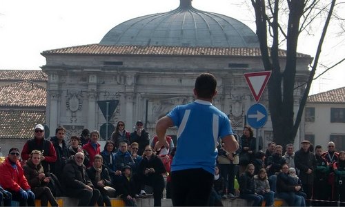Treviso Marathon - a runner and many spectators at the Porta San Tomaso (Copyright © 2014 Hendrik Böttger / runinternational.eu)