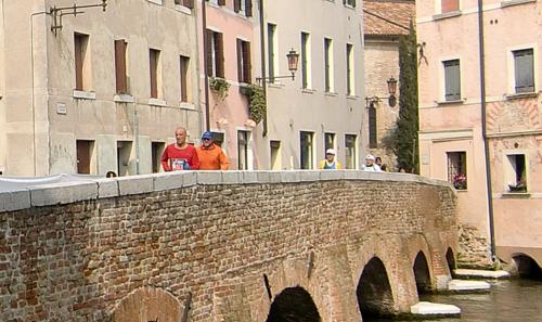 Treviso Marathon, Italy - runners on via Campana in Treviso's Old Town (Photo: Copyright © 2017 Hendrik Böttger / runinternational.eu)