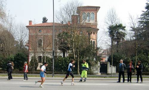 Treviso Marathon, Italy - runners pass a villa on the road into the city centre of Treviso (Copyright © 2017 Hendrik Böttger / runinternational.eu)