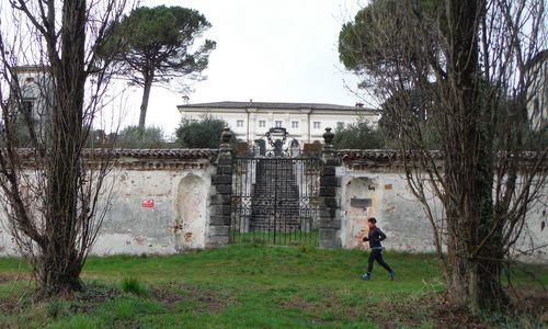 Cjaminade di San Josef - a runner passes a villa in the comune di Tricesimo, Italy (Copyright © 2017 Hendrik Böttger / runinternational.eu)