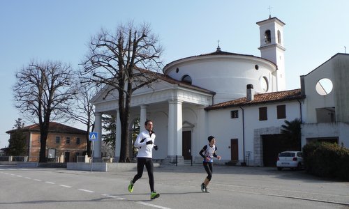 Marcia delle Risorgive, Zoppola, Pordenone, Italy - runners at the chiesa di Santa Lucia in Murlis (Copyright © 2016 Hendrik Böttger / runinternational.eu)
