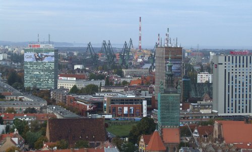Gdańsk, Poland - The northern part of the Śródmieście (City Centre) district with the industrial Młyniska district in the background -- Author: Joymaster / commons.wikimedia.org / public domain / photo modified by runinternational.eu)