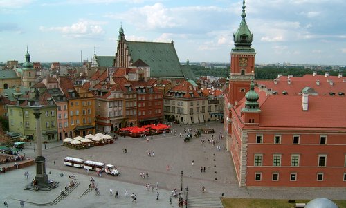 Castle Square, Warsaw, Poland (Author: Shalom Alechem at English Wikipedia / public domain / photo cropped by runinternational.eu)