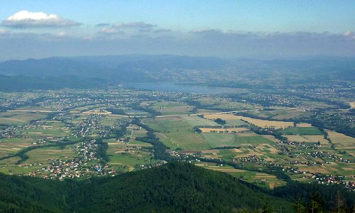 The Żywiec Basin as seen from Mount Skrzyczne, Poland (Author:SchiDD / commons.wikimedia.org / CC0 1.0 Universal Public Domain Dedication / photo modified by runinternational.eu)